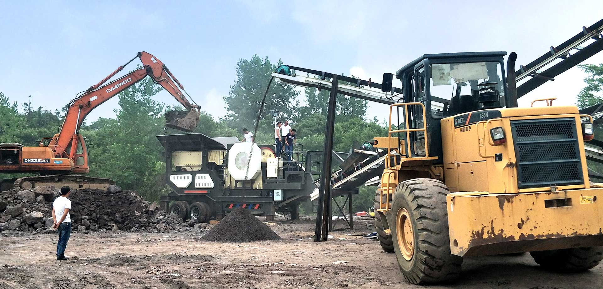 時(shí)產(chǎn)200噸移動(dòng)式石子破碎機(jī)作業(yè)現(xiàn)場