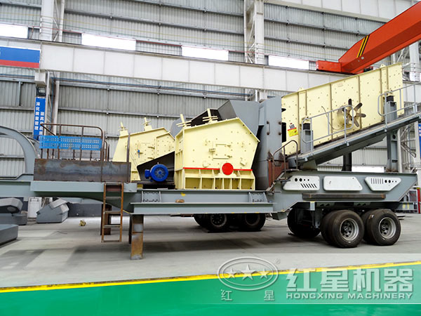 車載移動(dòng)破碎機(jī)生產(chǎn)車間，搭載反擊式破碎機(jī)