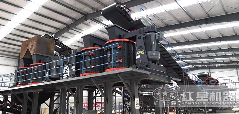 復(fù)合式破碎機(jī)作業(yè)現(xiàn)場(chǎng)，多臺(tái)設(shè)備搭配