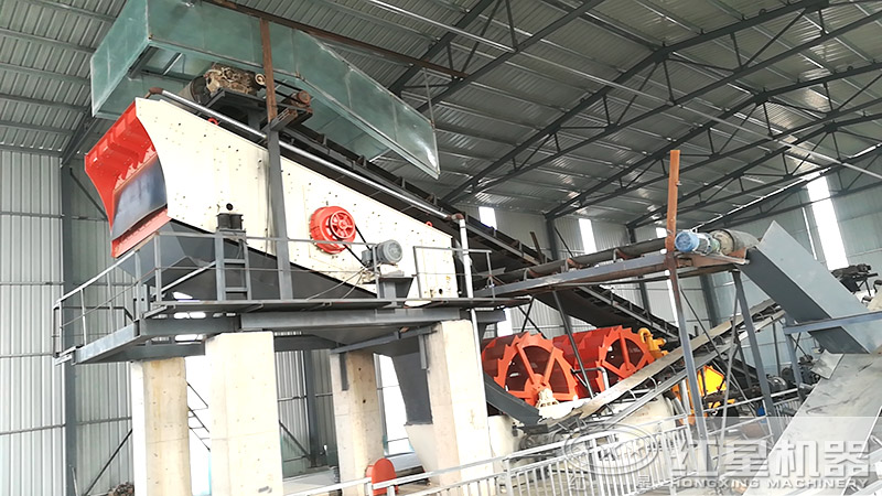 人工洗砂生產(chǎn)線現(xiàn)場，輪斗洗砂機必備設(shè)備