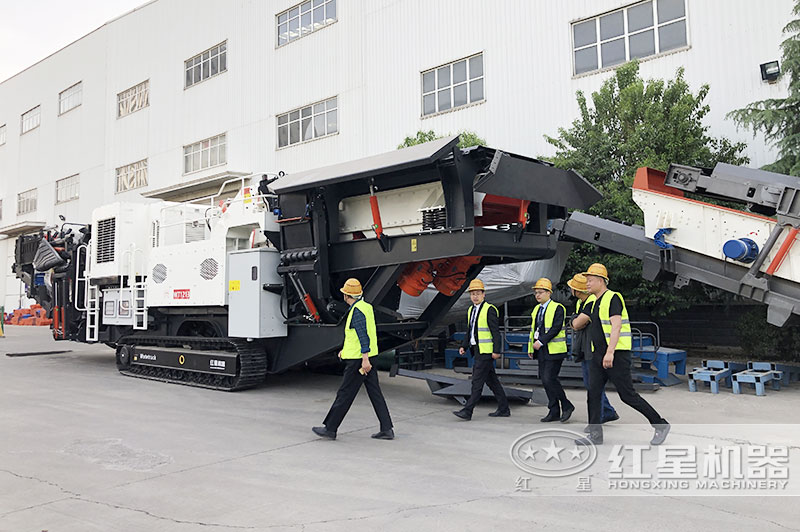 煤炭破碎機(jī)價(jià)格實(shí)惠，客戶來(lái)廠考察