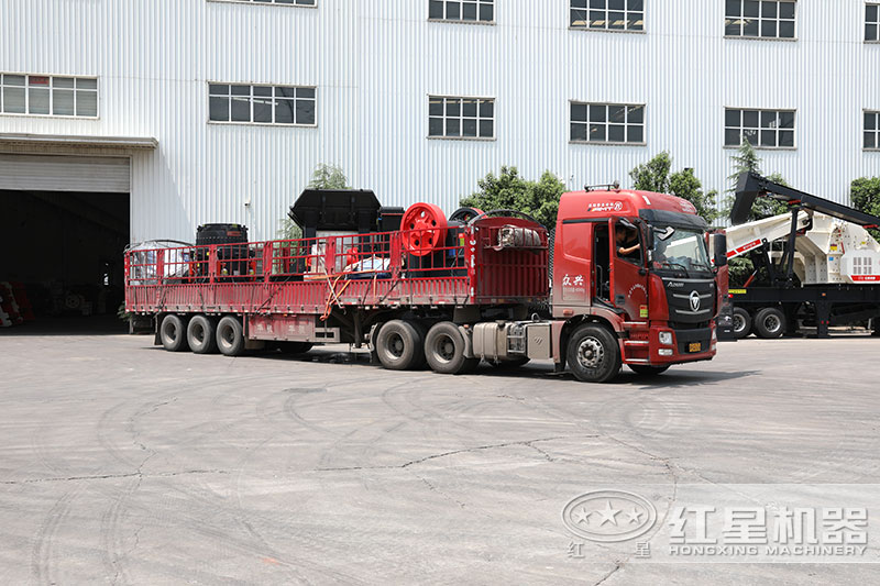 紅星機器顎式破碎機車間裝車發(fā)貨