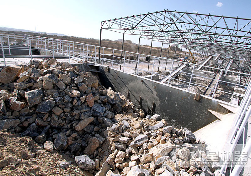 花崗巖粉碎作業(yè)現(xiàn)場(chǎng)