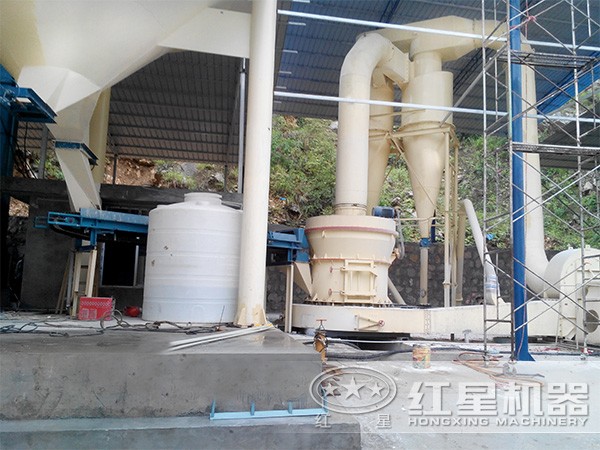 100目閃長(zhǎng)巖磨粉機(jī)現(xiàn)場(chǎng)圖