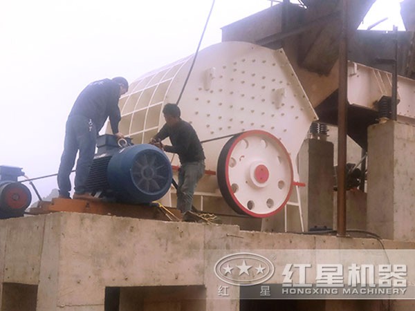 時產(chǎn)150噸錘式破石機(jī)_碎石機(jī)現(xiàn)場圖