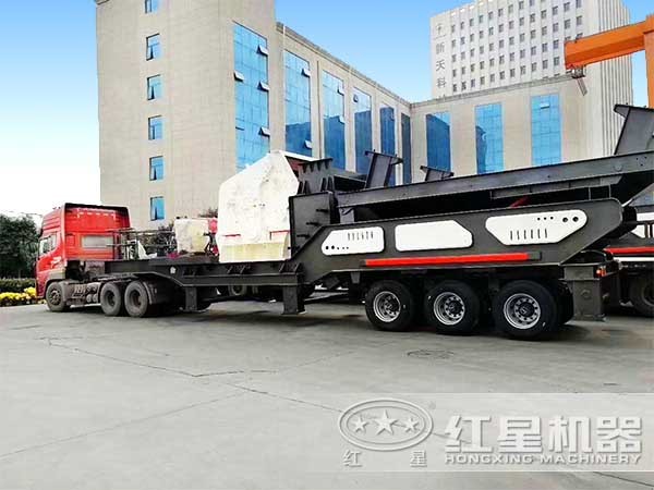 車頭牽引下的移動粉碎機(jī)