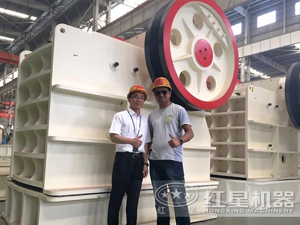 紅星銷售經(jīng)理為到廠實地考察人員講解設備并合影留念