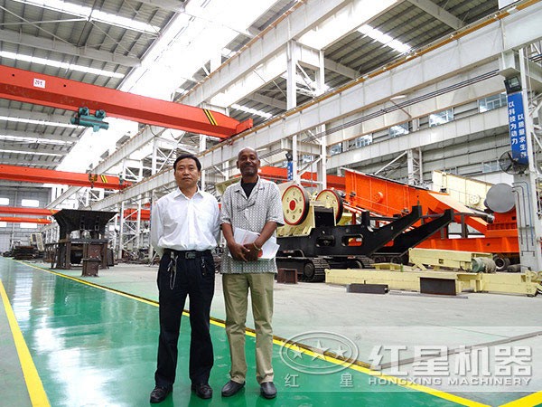 紅星客戶(hù)參觀輪式移動(dòng)破合影留念