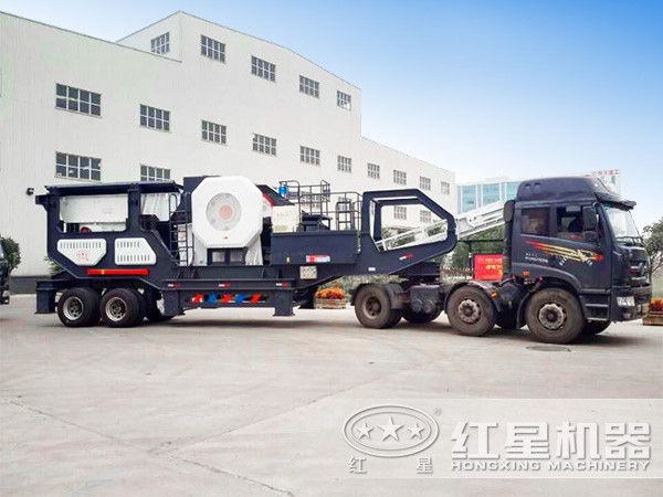 搭載車頭就能拉著走的移動碎石機(jī)