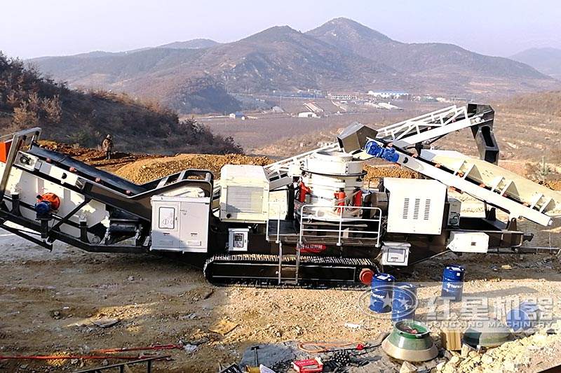 履帶移動破碎機現(xiàn)場