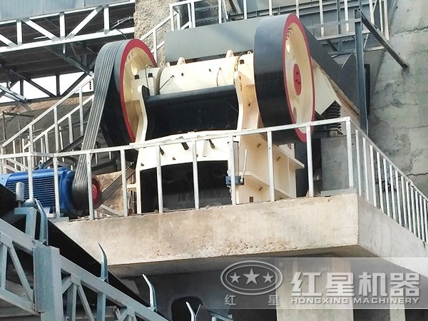 鄂式破碎機(jī)施工現(xiàn)場(chǎng)