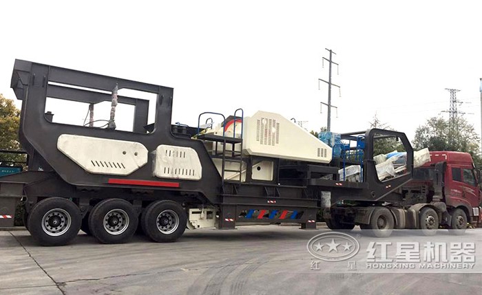 輪胎移動(dòng)破碎機(jī)_流動(dòng)破碎機(jī)開往施工現(xiàn)場