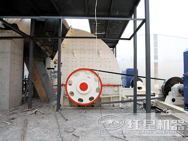 作業(yè)現(xiàn)場的重錘式破碎機(jī)