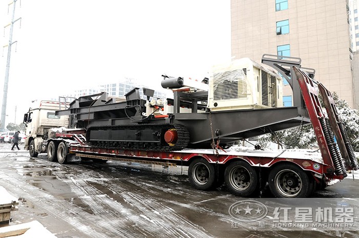 搭載車(chē)頭的可移動(dòng)大型石塊粉碎機(jī)