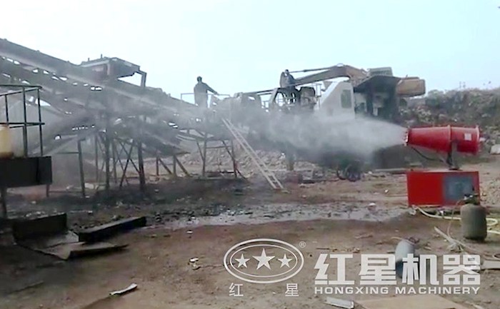 石灰石移動打沙機(jī)噴淋裝置作業(yè)現(xiàn)場