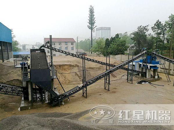 珍珠巖制砂機(jī)時(shí)產(chǎn)50噸制砂現(xiàn)場(chǎng)