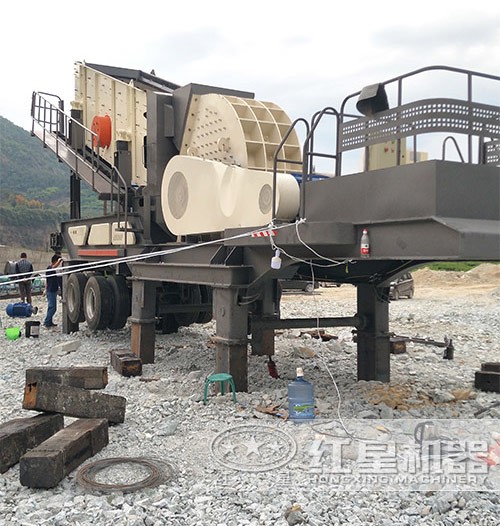 時(shí)產(chǎn)300噸移動(dòng)重錘式破碎生產(chǎn)線現(xiàn)場(chǎng)