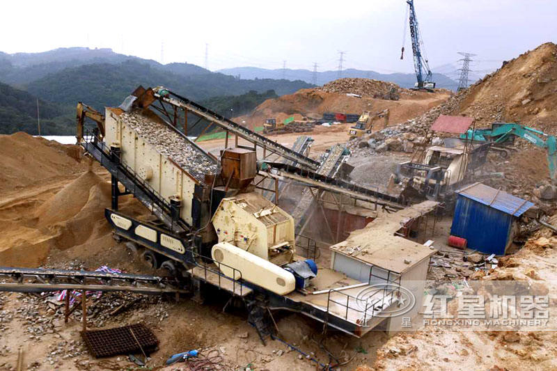 移動(dòng)反擊破+振動(dòng)篩生產(chǎn)現(xiàn)場(chǎng)