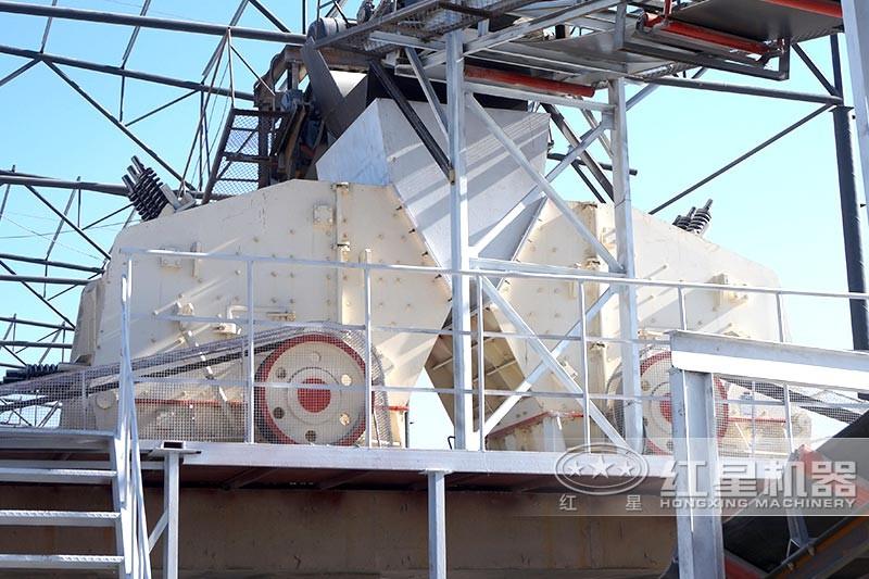 配置2臺(tái)反擊破的大型石頭碎石機(jī)現(xiàn)場