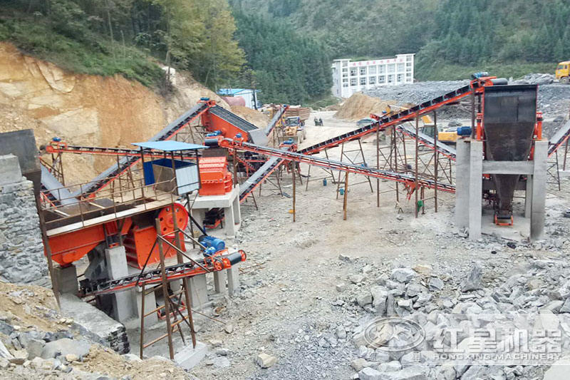 石頭破碎現(xiàn)場(chǎng)，處理中等硬度物料