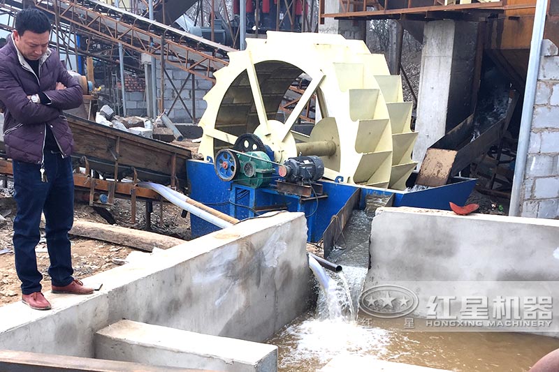 設(shè)置蓄水池，加入絮凝劑可實現(xiàn)水循環(huán)，環(huán)保