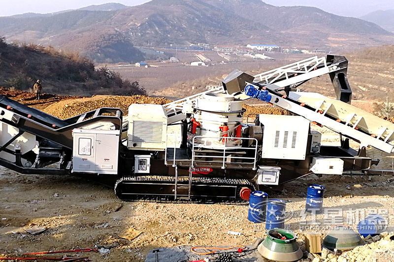 履帶式移動磕石機(jī)現(xiàn)場