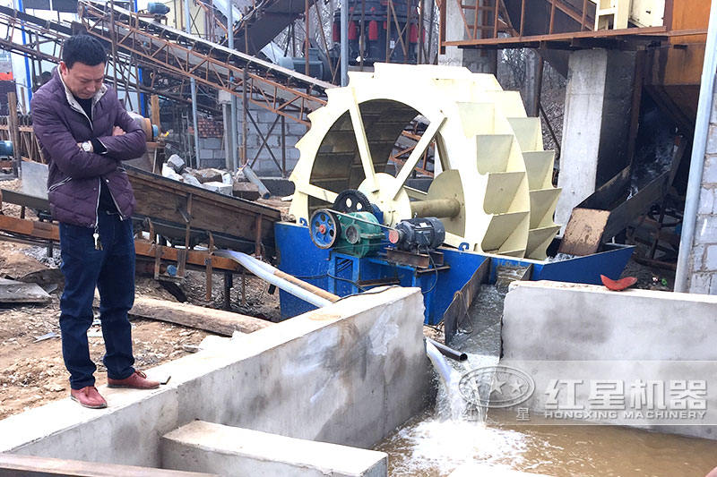 設(shè)置蓄水池，加入絮凝劑可實(shí)現(xiàn)水循環(huán)，環(huán)保