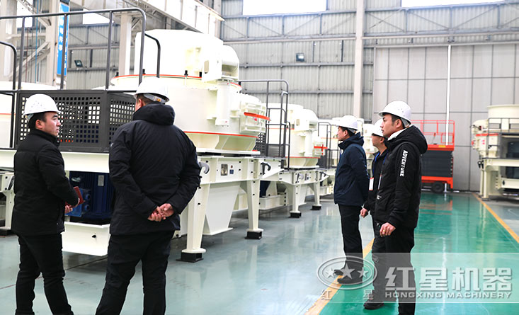 紅星石子制砂機廠區(qū)內，客戶正在參觀