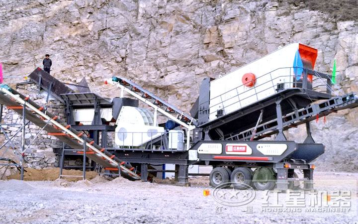 輪式自行重錘式破碎機(jī)械車作業(yè)現(xiàn)場(chǎng)，山東客戶，時(shí)產(chǎn)120噸