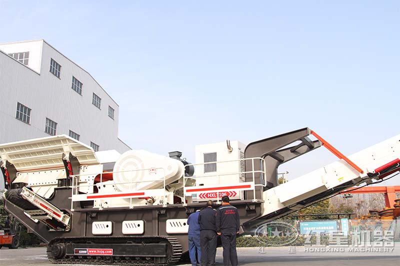 移動顎式碎沙機檢查中、準(zhǔn)備試車