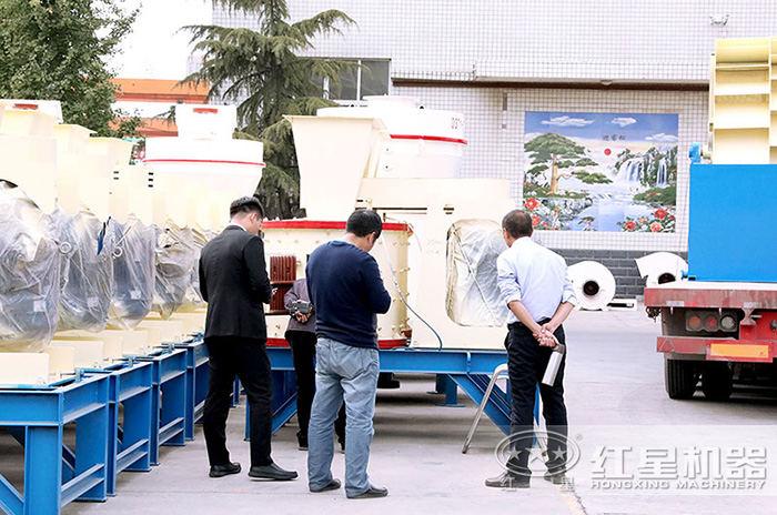 客戶(hù)參觀復(fù)合式破碎機(jī)