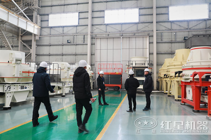 客戶在制砂機(jī)車間參觀，更多設(shè)備等你了解