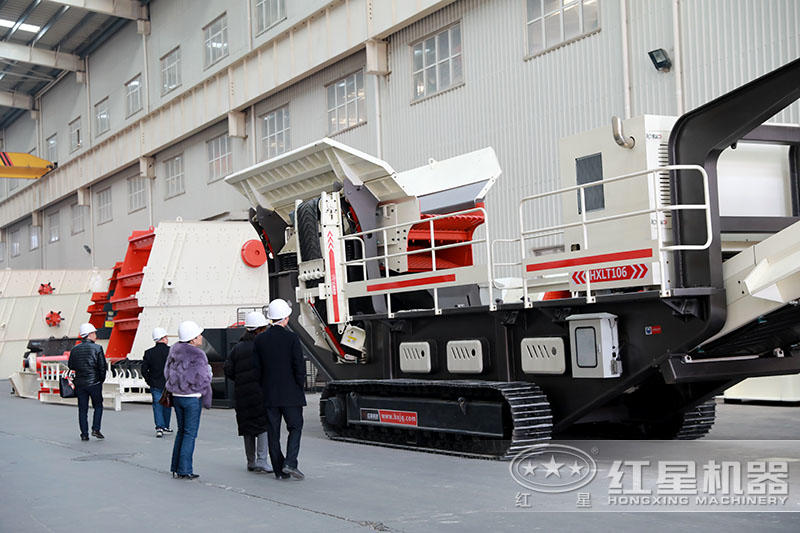 客戶來(lái)廠參觀紅星移動(dòng)式破碎機(jī)后當(dāng)場(chǎng)下單