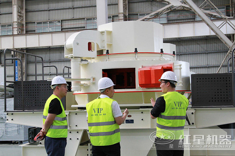 客戶參觀制砂機(jī)車(chē)間