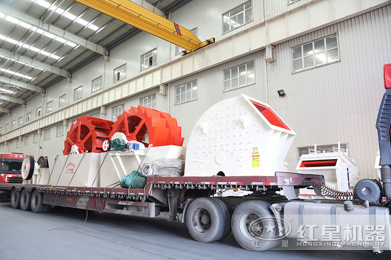 用戶在錘破車間參觀考察，技術(shù)人員耐心講解