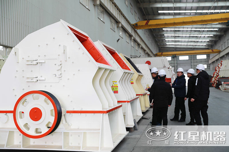 用戶在錘破車間參觀考察，技術(shù)人員耐心講解