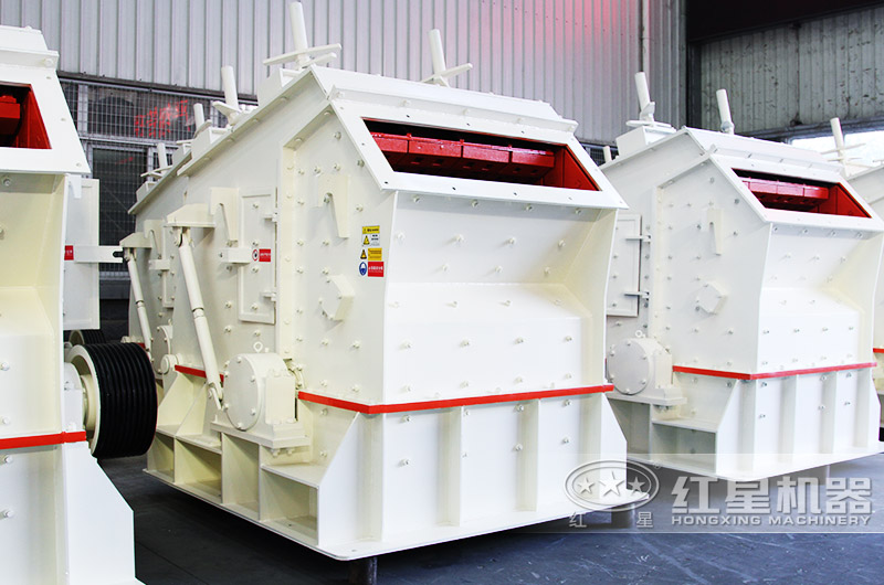 反擊式破碎機沖擊力大，石粉少