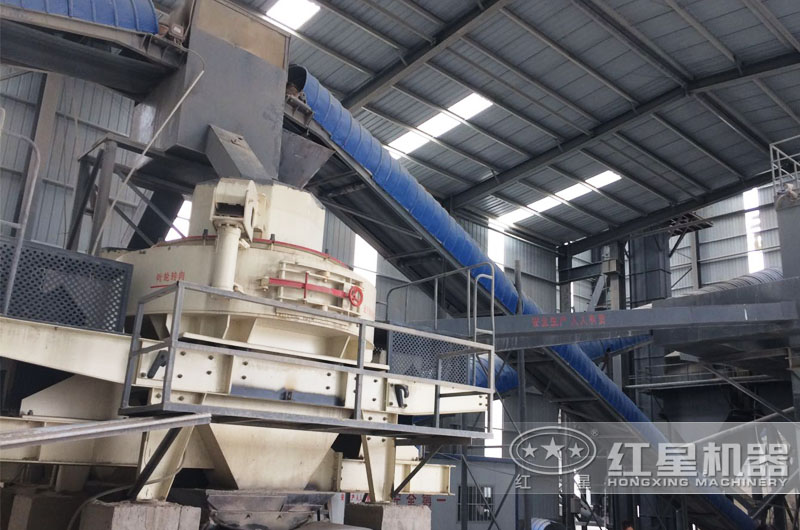 鵝卵石制砂機鞏義作業(yè)現(xiàn)場，密封作業(yè)更環(huán)保