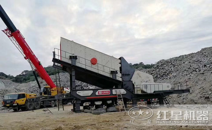 車載移動(dòng)碎石機(jī)_石料破碎機(jī)現(xiàn)場