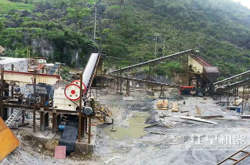 顎式破碎機生產現(xiàn)場