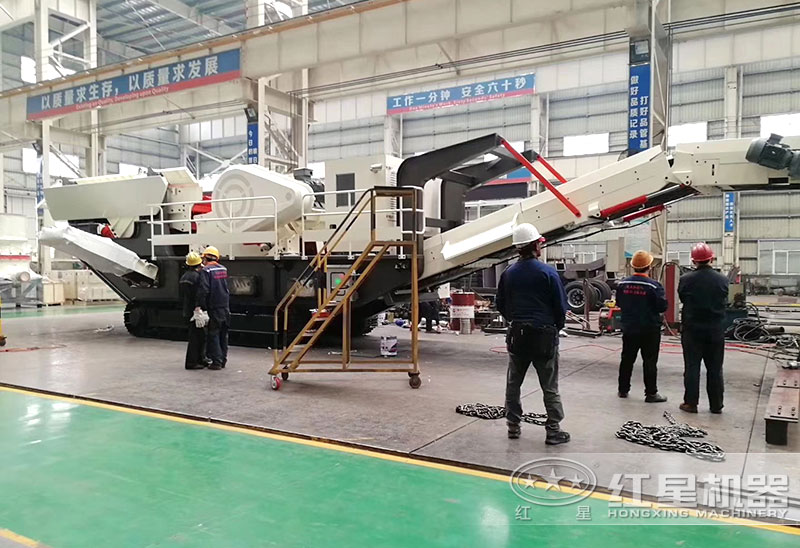 小型移動(dòng)石頭粉碎機(jī)客戶(hù)車(chē)間考察